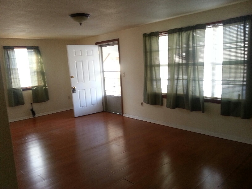203 Colt living 2.jpg